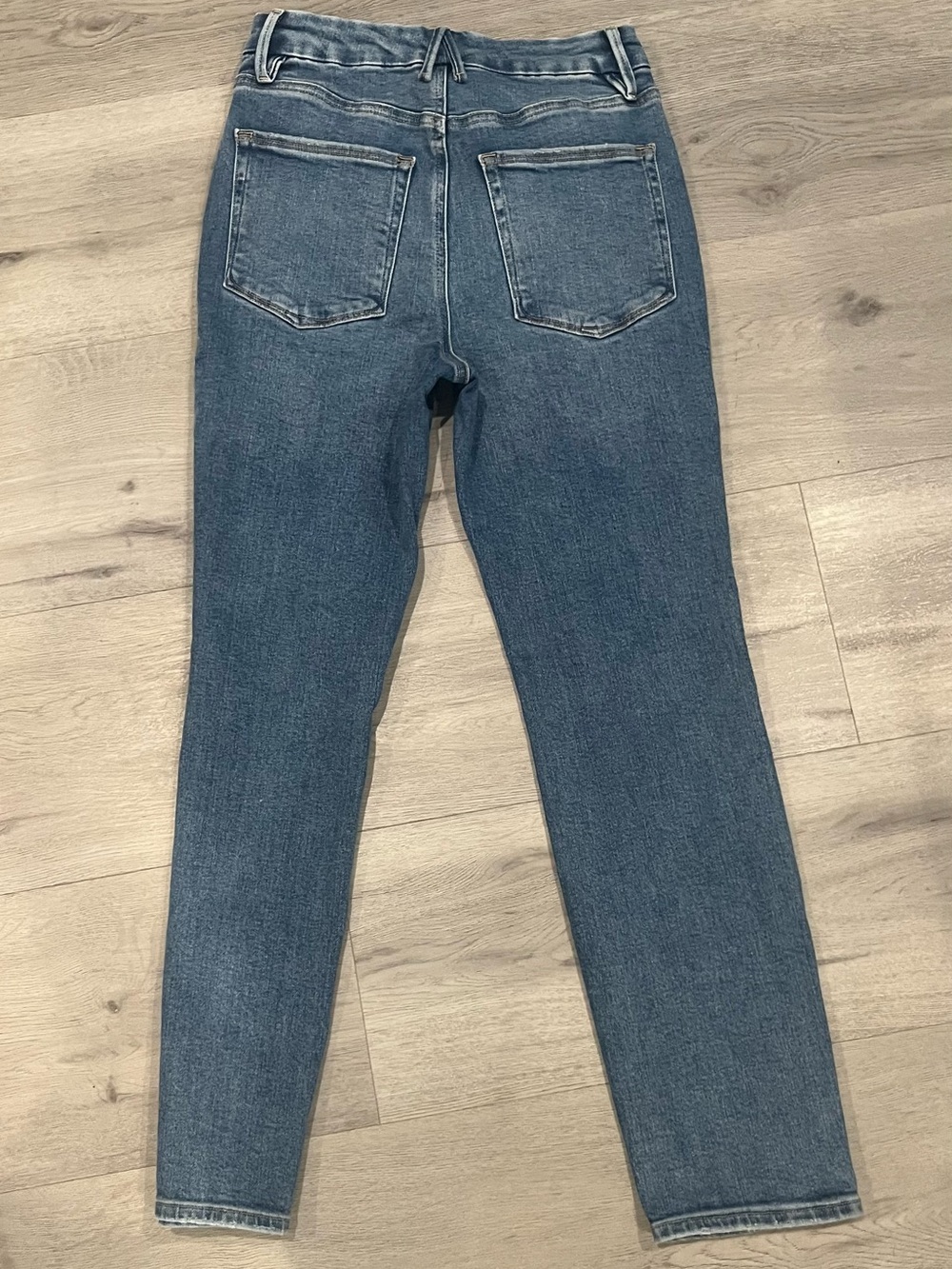 Good American Skinny Jeans in Medium Blue - Picture 6 of 7